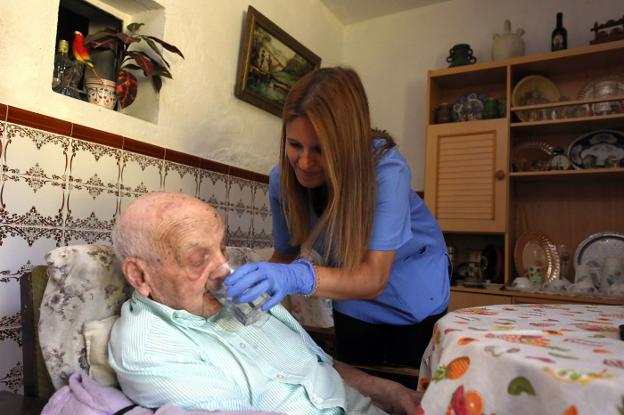Extremadura cuatriplica el número de cuidadores para dependientes en un año