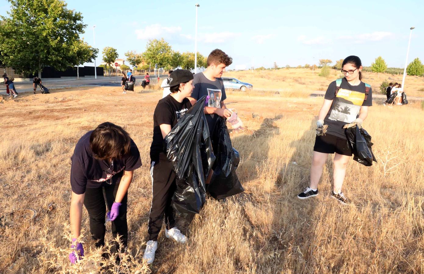 Una treintena de voluntarios recogen basura en el entorno de Los Salesianos