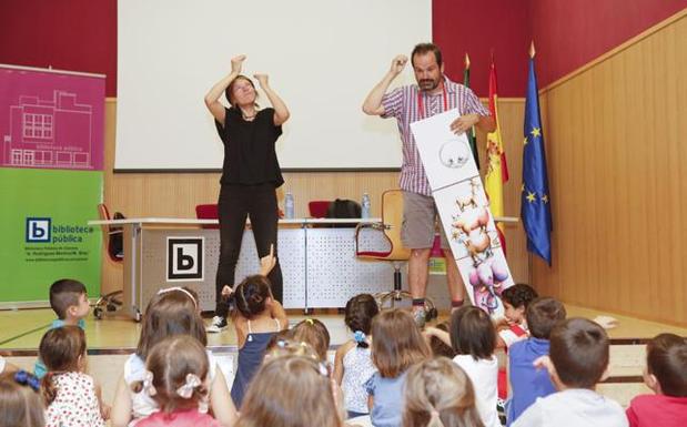 Continúan los cuentacuentos en la biblioteca pública de Cáceres