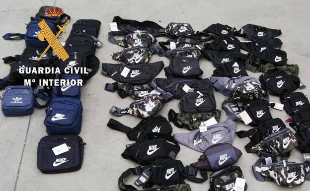 Investigado un vecino de Jaén tras intervenirle cerca de Mirabel 167 prendas falsificadas y armas