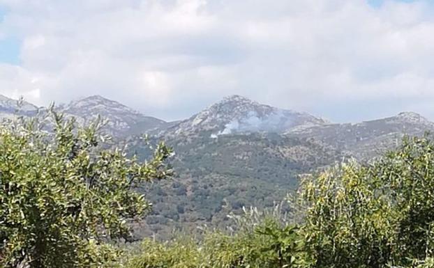 Los bomberos trabajan en un incendio forestal en Viandar de la Vera