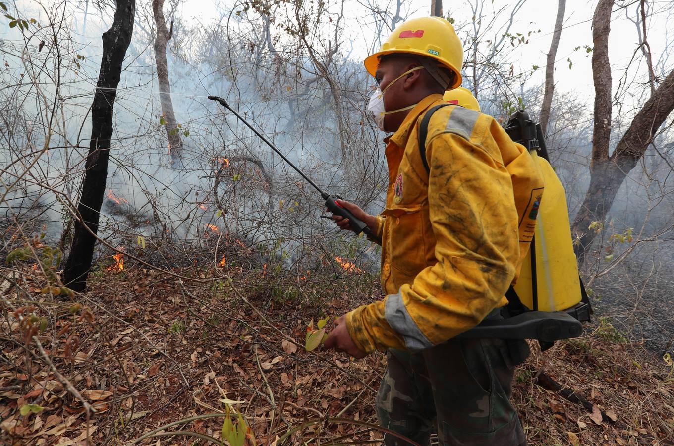 Soldados y voluntarios, los héroes que luchan contra el fuego en Bolivia
