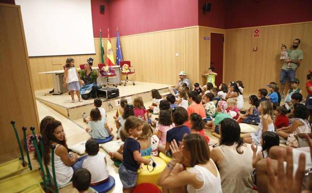 Última sesión de cuentacuentos en la biblioteca de Cáceres