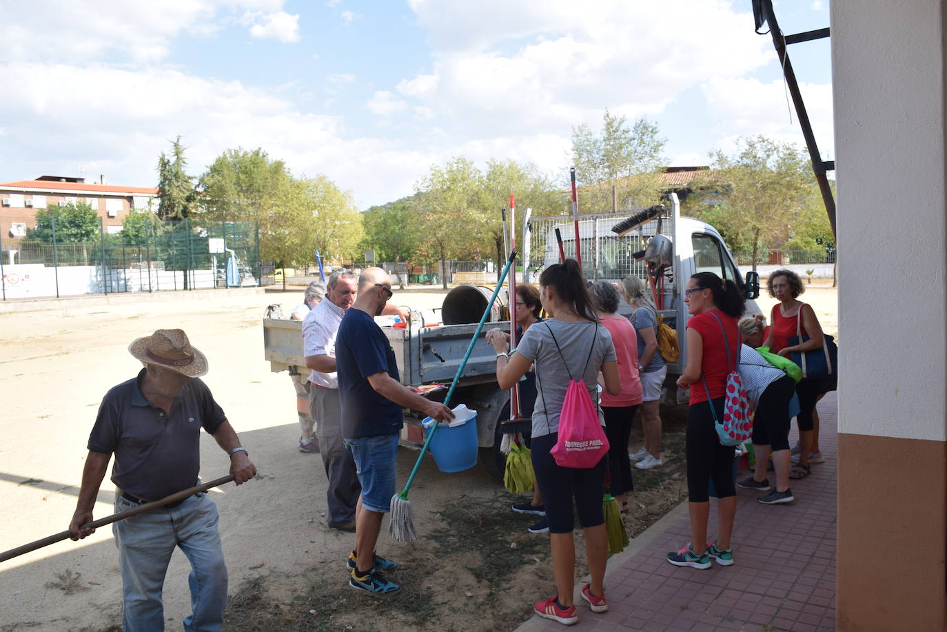 Madroñera limpia el colegio y la guardería con grupos de voluntarios