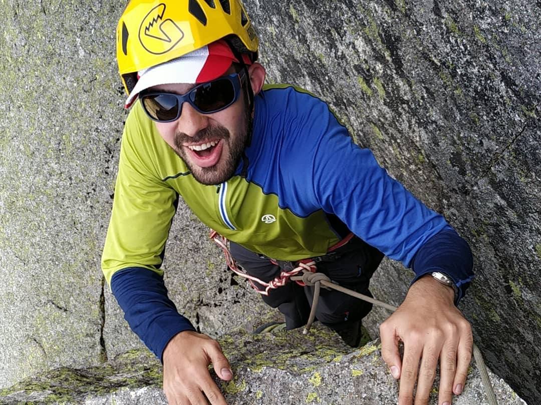 García Pajares colabora en la apertura de una vía de escalada en la Sierra de Béjar