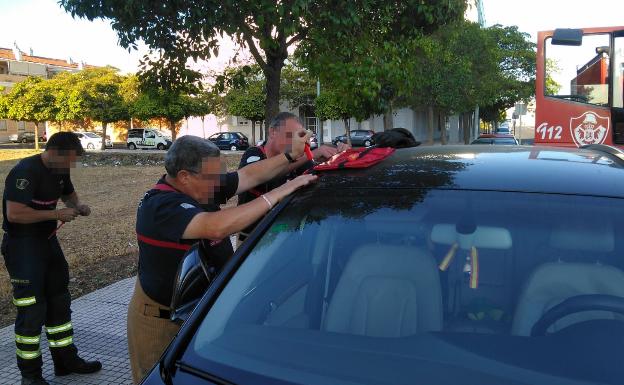 Los bomberos de Badajoz rescatan a dos niños encerrados en dos coches distintos en una mañana