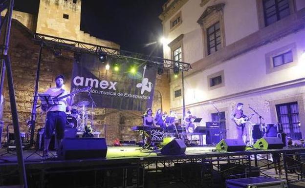 Cinco conciertos cierran hoy el Escenario Amex en Cáceres