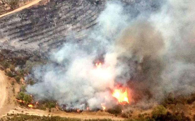 El Infoex trabaja para sofocar dos incendios en Collado y Aldeanueva de la Vera