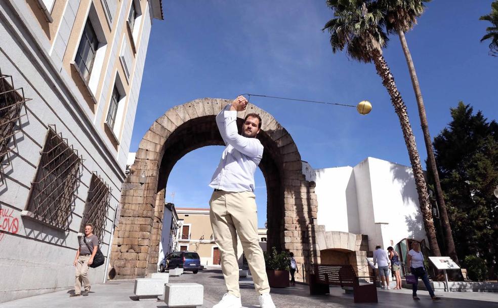 «La política me da estabilidad para entrenar»