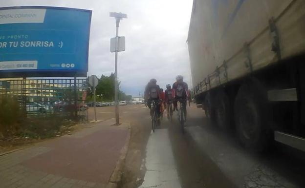 El fiscal pide 18 meses para el camionero acusado de poner en peligro la vida de varios ciclistas en Badajoz