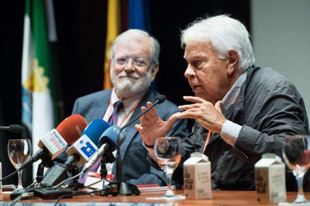Felipe González recuerda en Cabeza del Buey que en Europa son mayoría los gobiernos de coalición