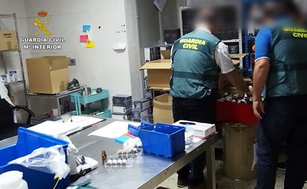 La Guardia Civil destapa en Herrera del Duque una fábrica ilegal de cigarrillos electrónicos y productos de vapeo