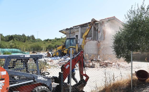 Tiran la primera casa de la sierra de Santa Bárbara en Plasencia