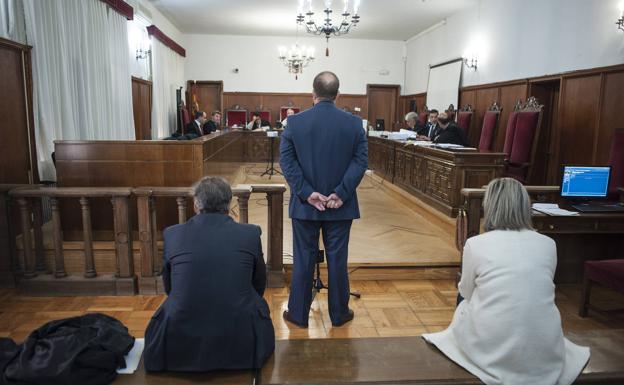 La Audiencia Provincial de Badajoz juzga a dos empleados de banca por