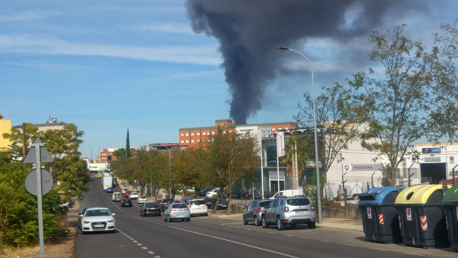 Columna de humo causada por el incendio de la panificadora en Badajoz