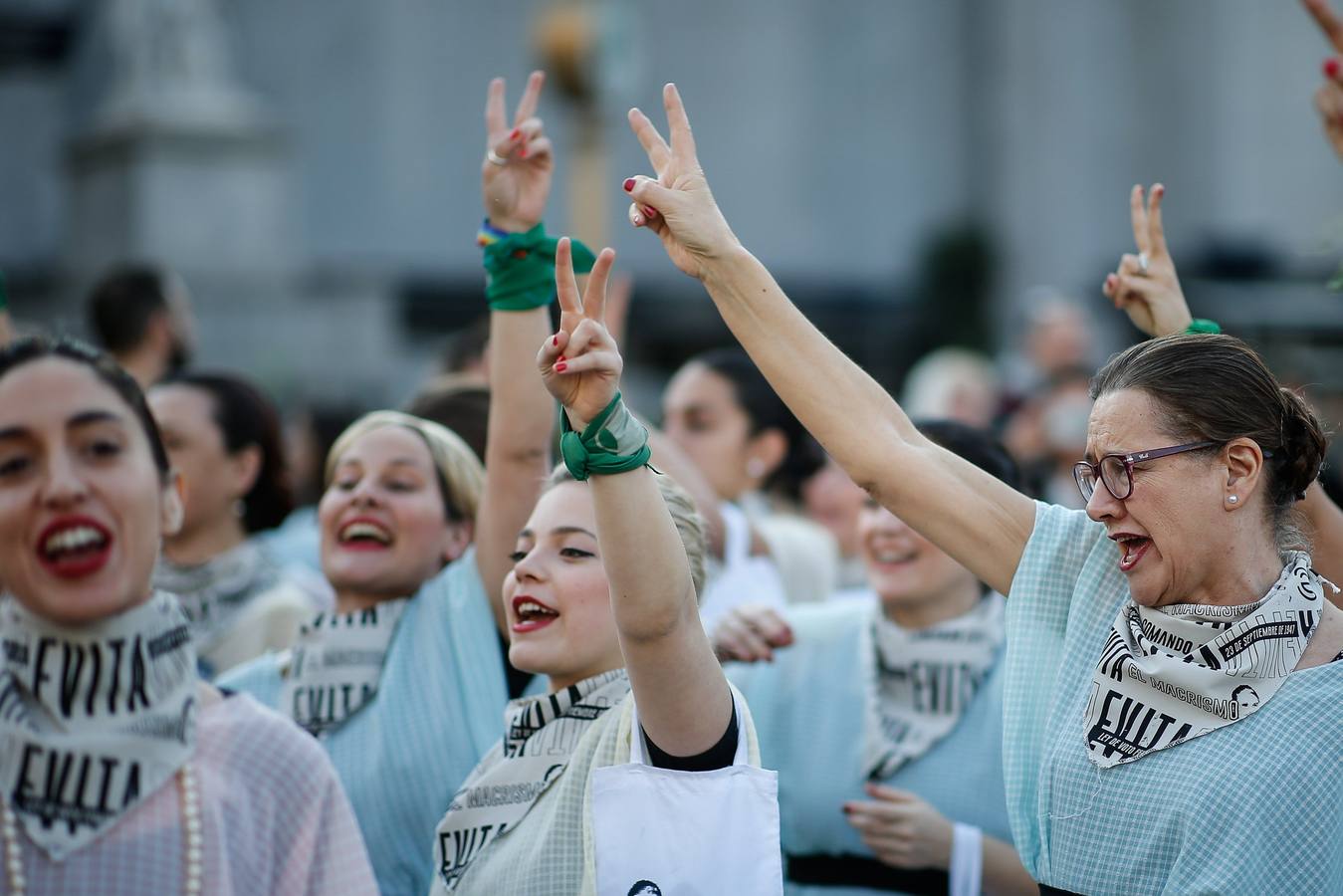 «Comando Evita» celebra frente al congreso de Argentina el 72 aniversario del voto femenino