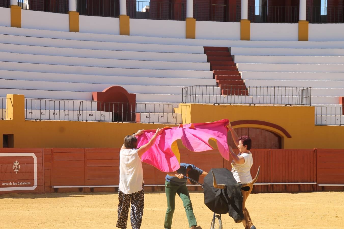 La convivencia, un emotivo homenaje a Francisco Gata y el toreo de salón han centrado la tradicional comida de la Asociación Conde de la Corte