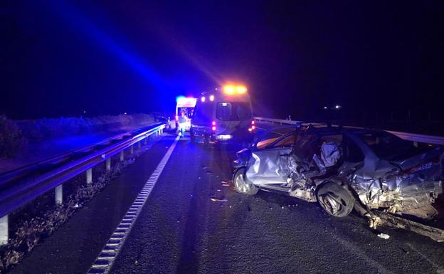 Dos heridos leves y uno grave en la colisión entre dos vehículos en Calzadilla de los Barros