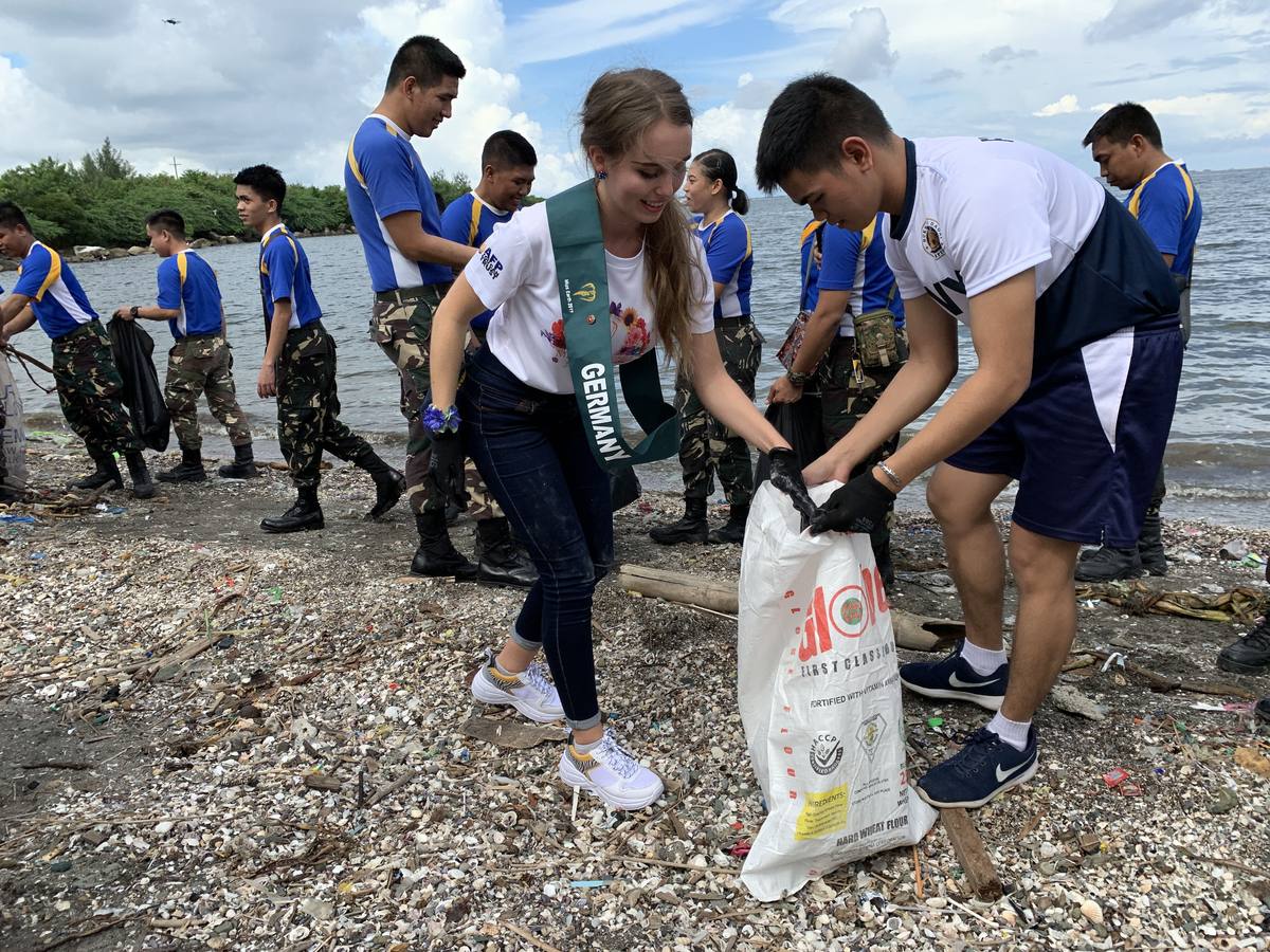 Las candidatas de Miss Mundo participan en la limpieza costera en Filipinas