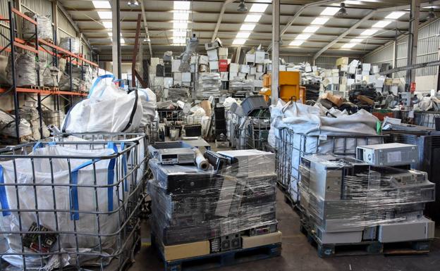 Herido crítico un trabajador por la deflagración de una trituradora en una empresa en Lobón