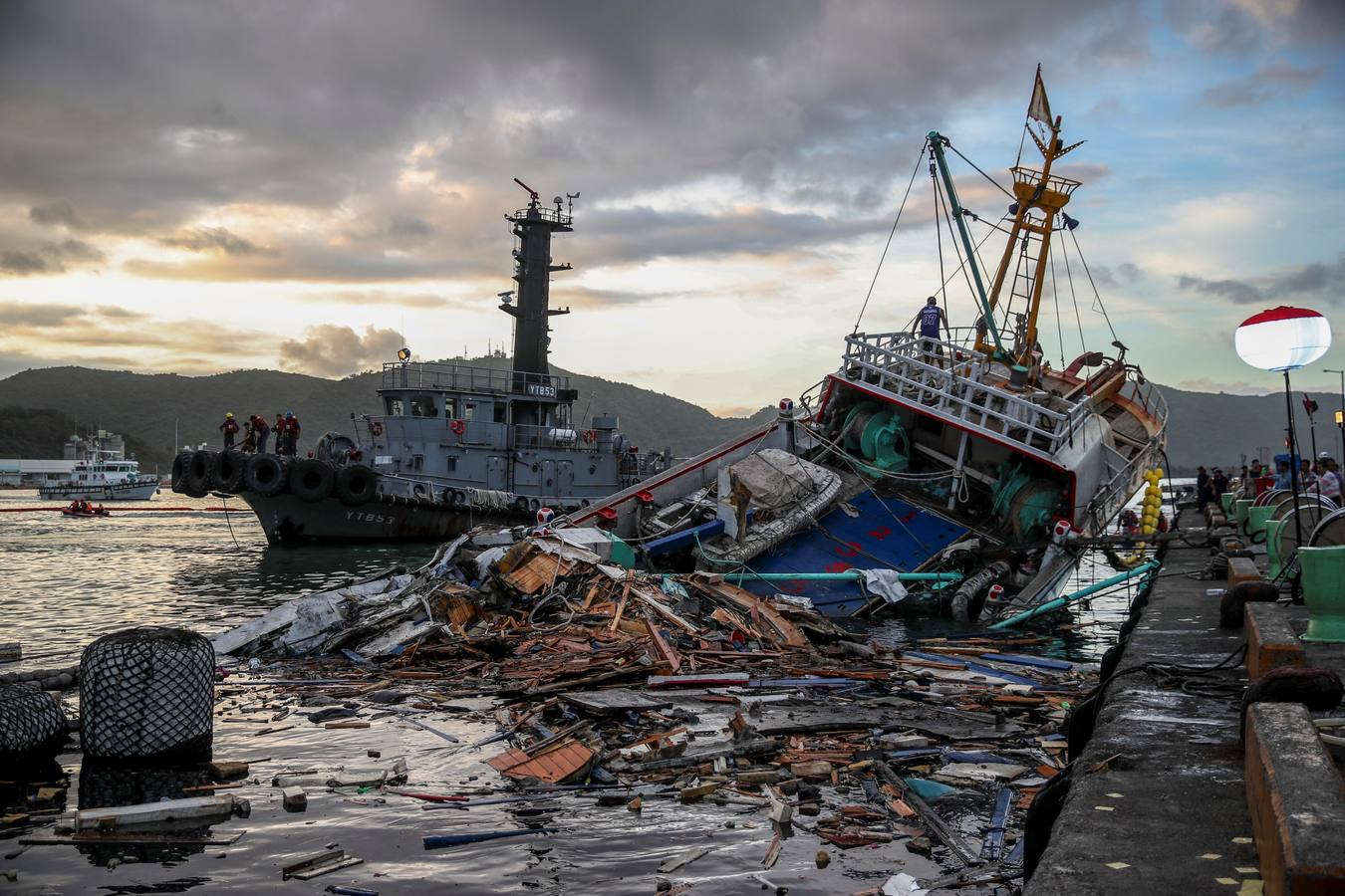 Un puente se derrumba en Taiwán dejando 12 personas heridas, 2 muertas, 4 desaparecidas
