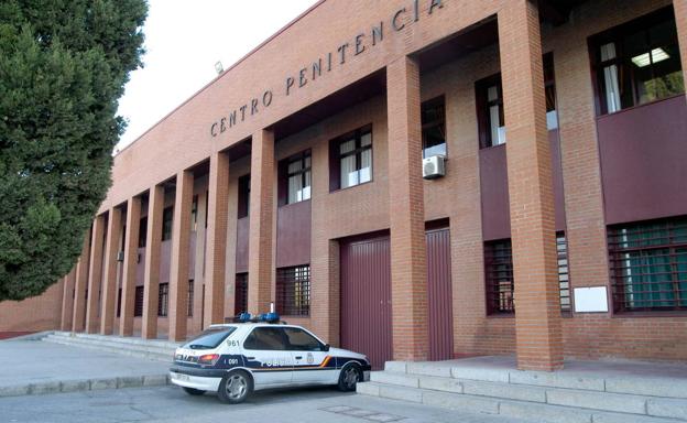 Intenta meter hachís, heroína y un móvil en la cárcel de Badajoz tras un permiso
