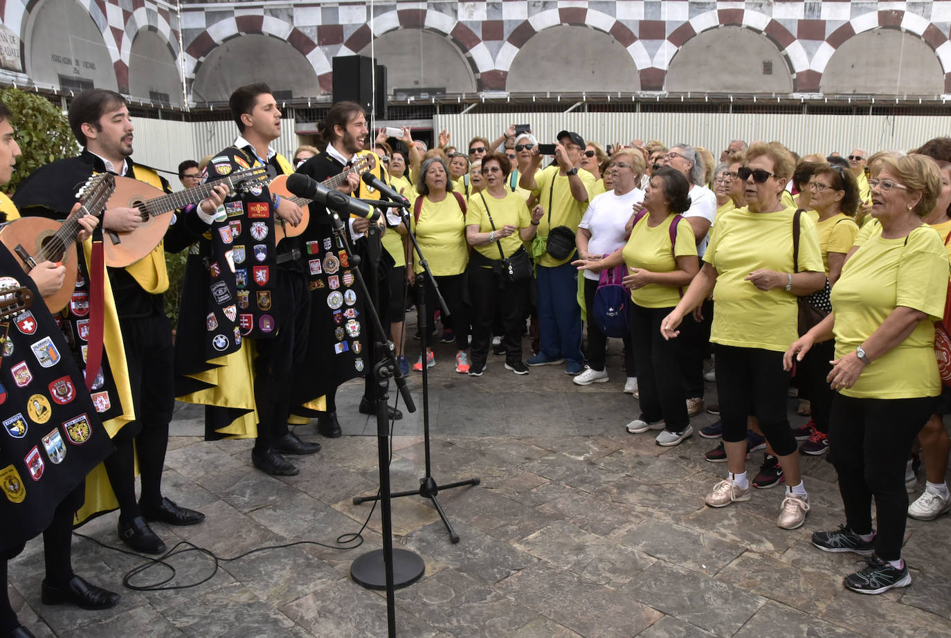 La Coctelera: Cuando la tuna le da serenata a los mayores