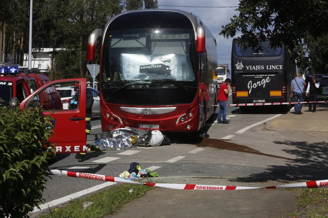 Fallece una motorista tras chocar con un autobús de una empresa pacense en Pontevedra