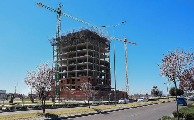 La venta de viviendas se desploma un 42,7% en agosto en Extremadura, la mayor caída por regiones