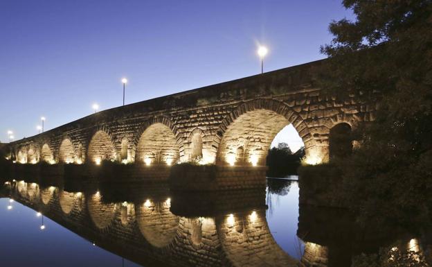 Comienza la instalación de la iluminación artística del Puente Romano