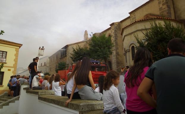 Un incendio quema parte del interior de la iglesia parroquial de Cabeza del Buey