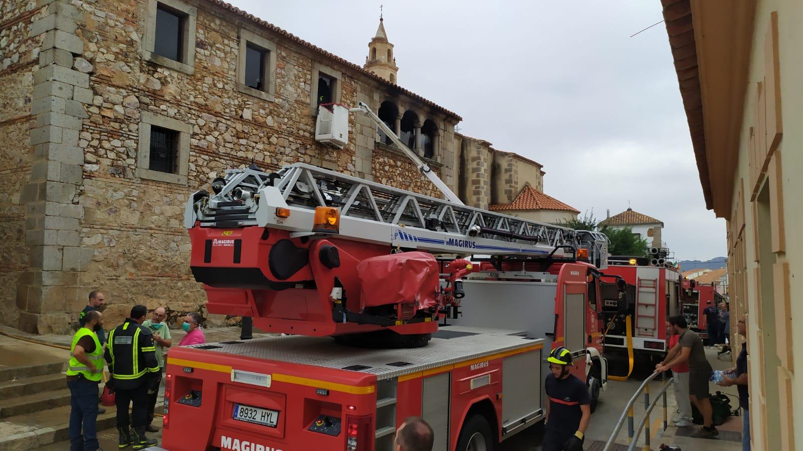 Arde parte de la cubierta de la iglesia parroquial de Cabeza del Buey