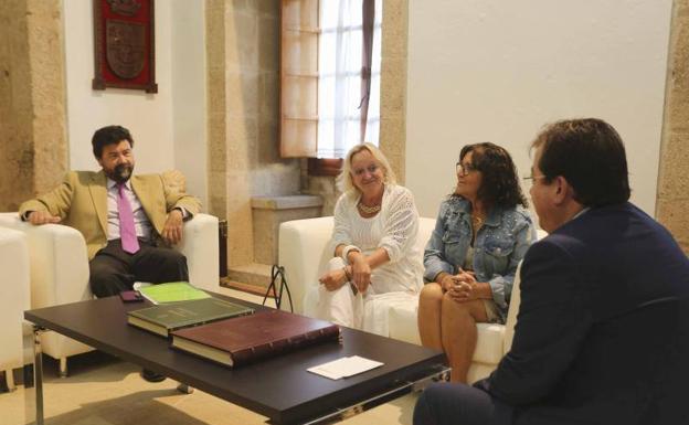 Sindicatos, patronal y Junta crearán una comisión para minimizar los efectos del 'brexit'