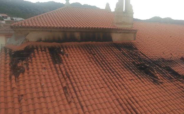 Una vela provocó el fuego que ha arrasado la capilla del Sagrario de Cabeza del Buey