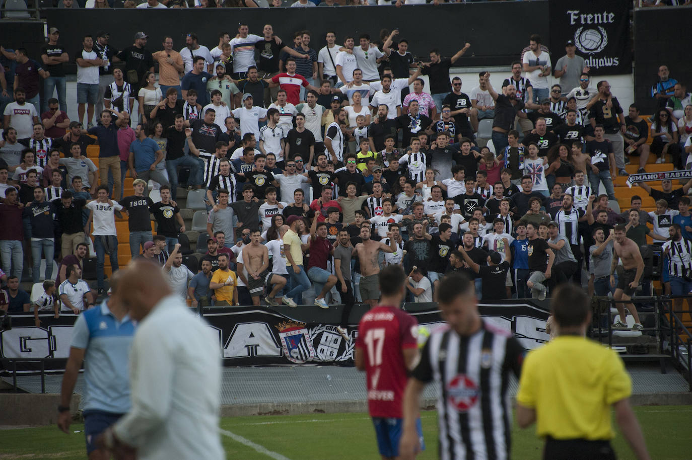 Remontada del Badajoz para ponerse líder