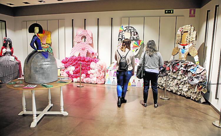 CACERESCAPARATE | Meninas con nuevos aires y arte sonoro en el Vostell