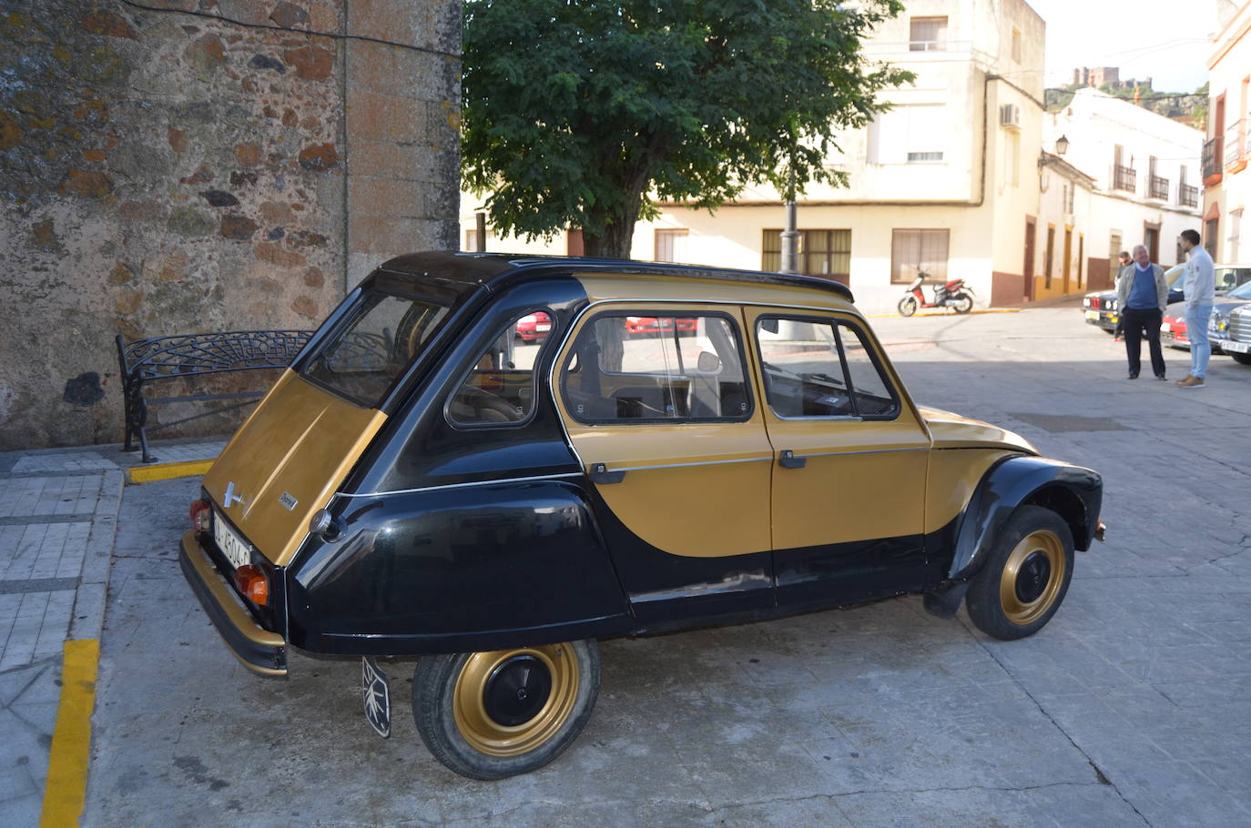 Salvatierra acoge una concentración de coches y motos históricas