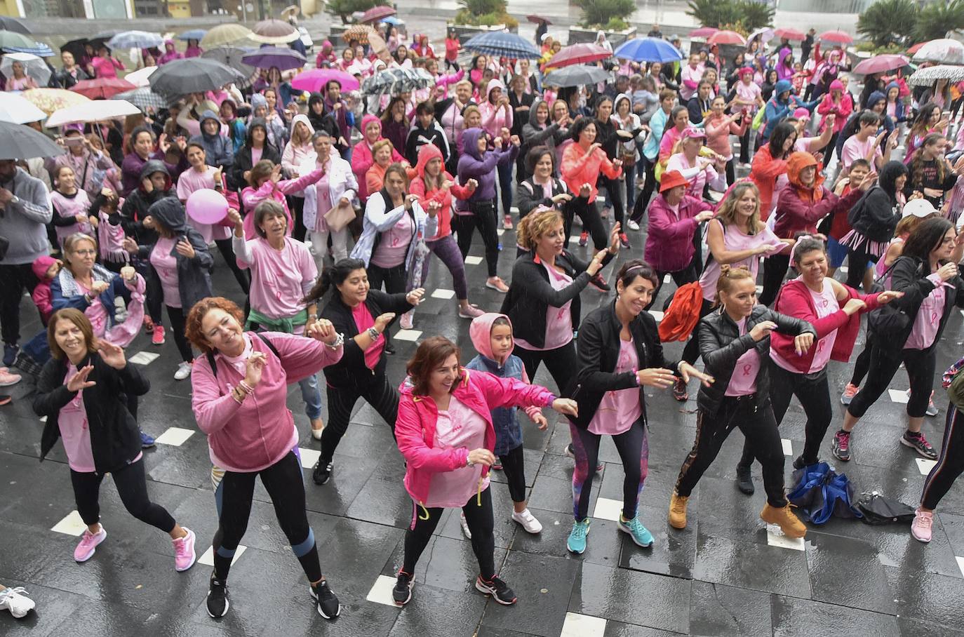 La lluvia en Extremadura no detiene la marcha rosa contra el cáncer de mama