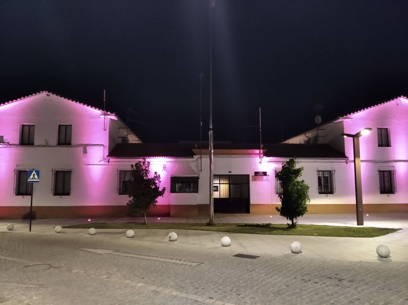 «Herrera del Duque» teñida de «rosa» en apoyo a la lucha contra el cáncer de mama