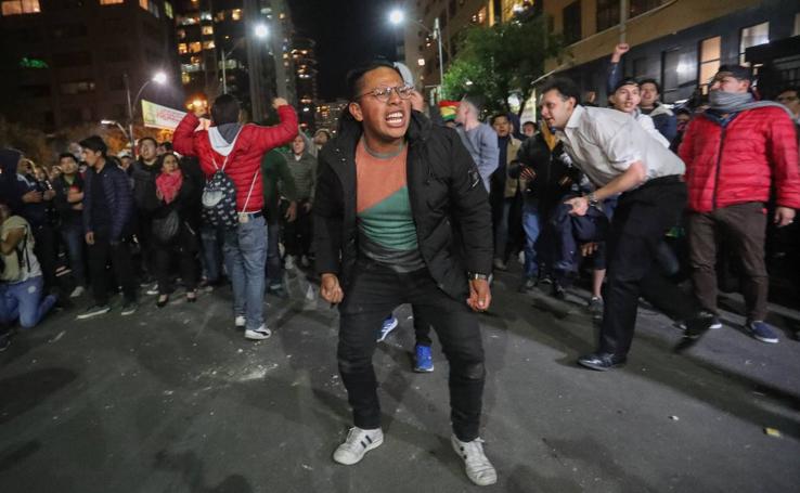 Adeptos de Mesa y Morales se enfrentan en Bolivia por recuento de votos