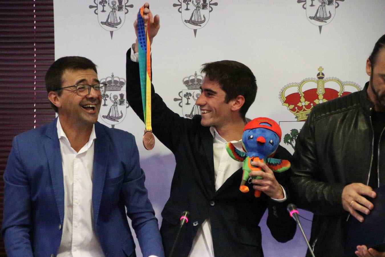 Jerez recibe entre aplausos y gritos de «campeón» al atleta Manuel Gómez Lucas