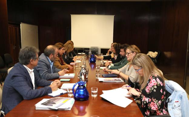 Junta, Delegación, patronal y sindicatos buscan cómo afrontar el 'brexit'