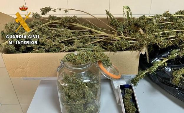 Dos detenidos por vender marihuana en una casa de Talavera la Real