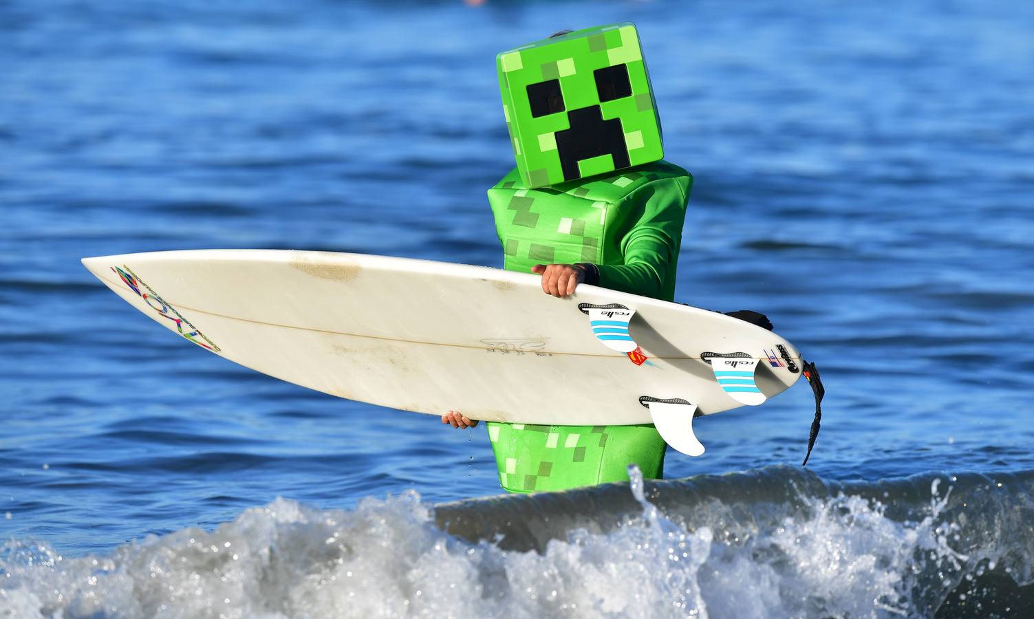 Los surfistas celebran Halloween en California