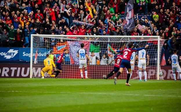 Osasuna mantiene la escalada y hunde al Alavés