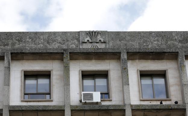 Cáceres dará en breve la licencia de obra para retirar el escudo franquista del edificio sindical