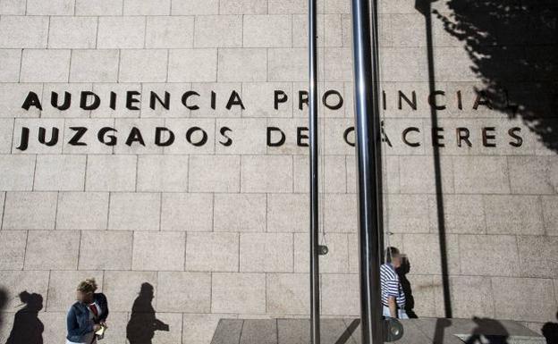 Condenan a dos personas por abandonar y dejar morir cuatro vacas en Logrosán