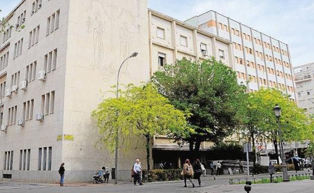 El abuelo acusado de abusar de su nieta pierde el conocimiento y la Audiencia suspende el juicio