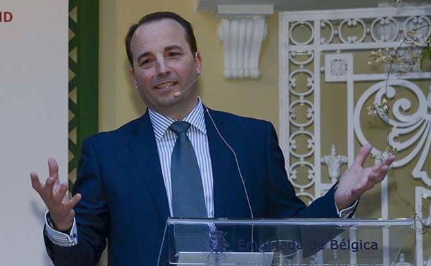 El gemólogo Heraclio Besada ofrece una conferencia dentro de Aula HOY