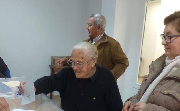 Una vecina con 103 años vota en Herrera del Duque